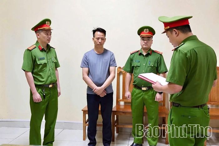 Cơ quan CSĐT Công an tỉnh thi hành Quyết định khởi tố bị can và thi hành Lệnh bắt bị can để tạm giam đối tượng trong vụ án “núp doanh nghiệp” hoạt động trốn thuế, mua bán trái phép hóa đơn trên địa bàn tỉnh (Nguồn: Công an tỉnh).