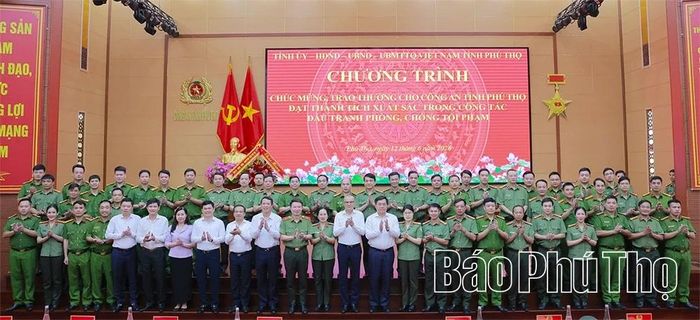 Các đồng chí: Bí thư Tỉnh ủy Phạm Đại Dương, Chủ tịch UBND tỉnh Trần Duy Đông cùng các đồng chí lãnh đạo tỉnh chúc mừng, khen thưởng tập thể Công an tỉnh đạt thành tích xuất sắc trong công tác đấu tranh, phòng, chống tội phạm.
