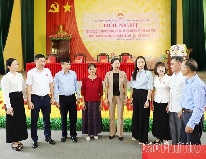 Các đại biểu HĐND tỉnh trao đổi với cử tri bên lề hội nghị.