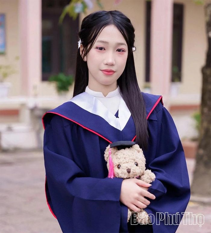Em Nguyễn Minh Ngọc, Trường THCS Văn Lang (phường Việt Trì) đạt 52,2 điểm thủ khoa chuyên Trung (thi bằng tiếng Anh) .
