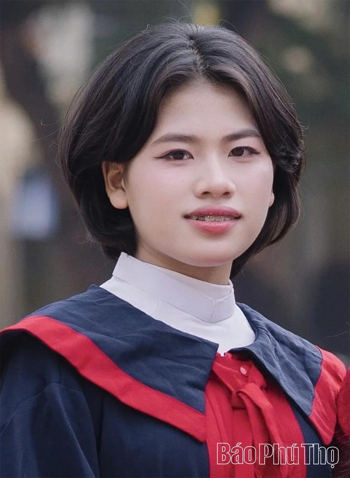 Em Hán Thủy Tiên, Trường THCS Tiên Cát (phường Thanh Miếu), thủ khoa chuyên Hàn (thi bằng tiếng Anh).