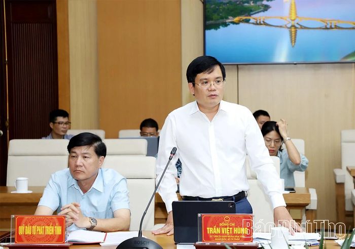 Đồng chí Trần Việt Hùng - Giám đốc Sở Tư pháp báo cáo về căn cứ pháp lý và việc tham mưu ban hành Nghị quyết bãi bỏ các văn bản quy phạm pháp luật không còn phù hợp.