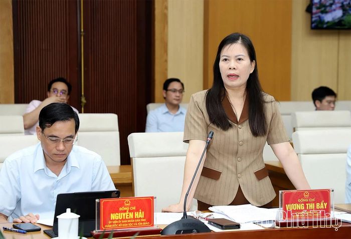 Đồng chí Vương Thị Bẩy - Giám đốc Sở Tài chính phát biểu làm rõ các nội dung về nguồn lực tài chính thực hiện các dự thảo Nghị quyết.