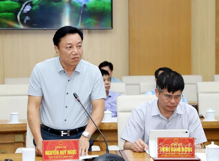 Các đồng chí Phó Chủ tịch UBND tỉnh điều hành phần thảo luận tại phiên họp.
