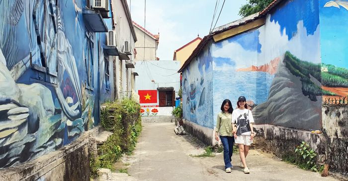 Du khách tham quan làng bích họa Cảnh Dương - Ảnh: N.M
