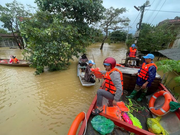 Đội ứng phó thiên tai và thảm họa Lệ Thủy cấp phao cứu sinh cho người dân tại thôn Phú Thọ, xã Lệ Thủy vào năm 2025 - Ảnh: H.N