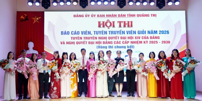 Đồng chí Hoàng Nam, Ủy viên Ban Thường vụ Tỉnh ủy, Phó Chủ tịch Thường trực UBND tỉnh và các đồng chí trong Thường trực Đảng ủy UBND tỉnh tặng hoa chúc mừng các báo cáo viên - Ảnh: H.Tr