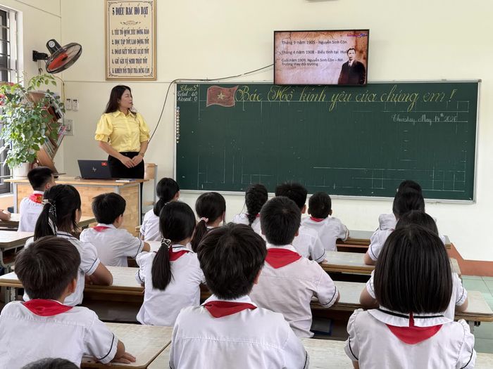 Học sinh chăm chú theo dõi những thước phim tư liệu về Bác Hồ - Ảnh: Nh.V