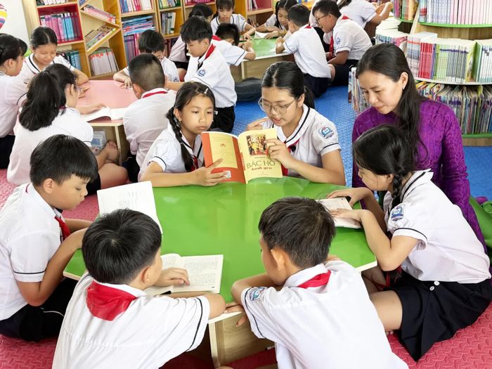 Thư viện Trường tiểu học Đồng Phú sôi nổi với nhiều hoạt động đọc sách với chủ đề về Bác Hồ - Ảnh: Nh.V