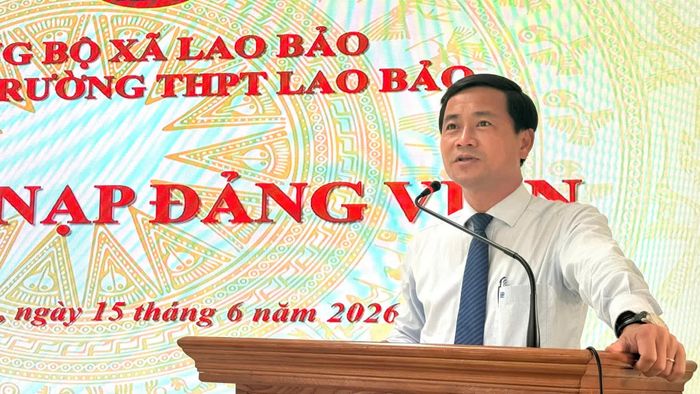 Đại diện lãnh đạo Đảng ủy xã Lao Bảo phát biểu chúc mừng các đảng viên trẻ - Ảnh: Hoàng Hùng