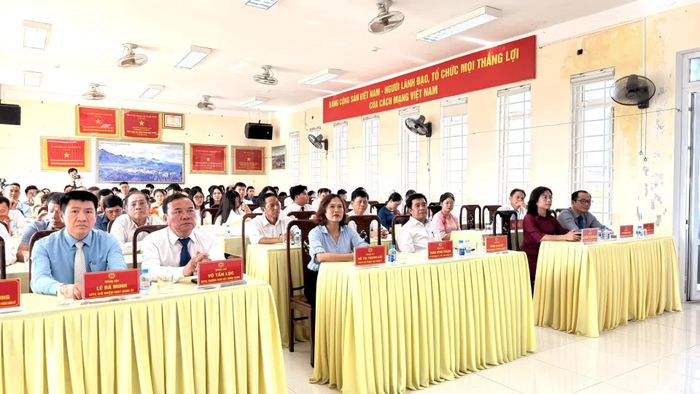 Đại biểu dự lễ kết nạp đảng viên cho các học sinh ưu tú - Ảnh: Hoàng Hùng