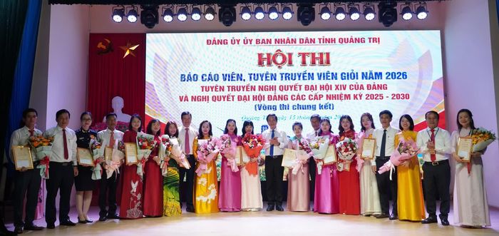 Ban Tổ chức chúc mừng các báo cáo viên - Ảnh: H.Tr