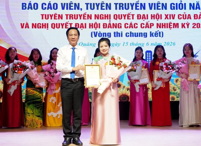 Đồng chí Hoàng Nam, Ủy viên Ban Thường vụ Tỉnh ủy, Phó Chủ tịch Thường trực UBND tỉnh trao giải Nhất cho báo cáo viên Đặng Lê Thùy Trang - Ảnh: H.Tr
