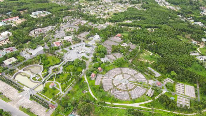 Nghĩa trang liệt sĩ quốc gia Đường 9 là nơi yên nghỉ của hơn 10.000 liệt sĩ - Ảnh: Lê Trường
