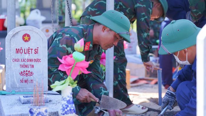 Phần lớn các công đoạn đều thực hiện thủ công nên cán bộ, chiến sĩ Đội Tìm kiếm và Quy tập hài cốt liệt sĩ 584 phải đối mặt với nhiều khó khăn, vất vả - Ảnh: Lê Trường