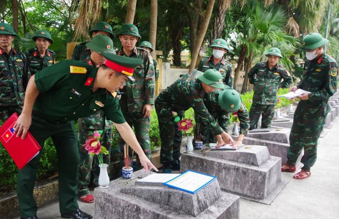 Các lực lượng chức năng sẽ tiến hành lấy mẫu sinh phẩm đối với 1.320 phần mộ liệt sĩ chưa xác định được thông tin tại Nghĩa trang liệt sĩ Ba Dốc để phục vụ công tác giám định ADN, xác định danh tính - Ảnh: Tiến Thịnh