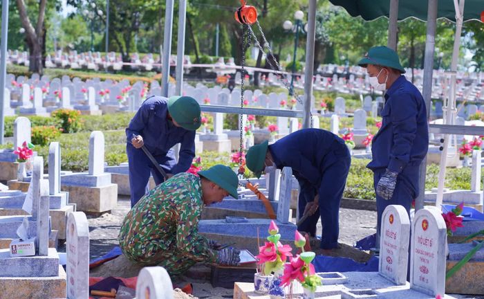 Quy trình thực hiện được giám sát nghiêm ngặt và cẩn trọng - Ảnh: Lê Trường