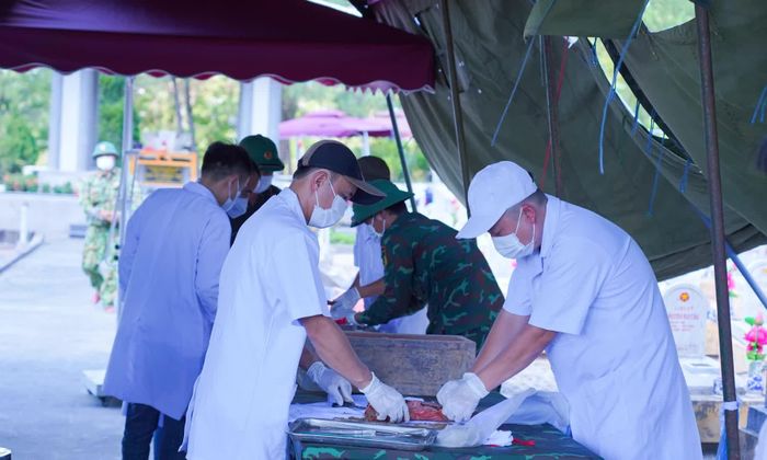 Trung bình mỗi ngày, các đơn vị thực hiện lấy mẫu từ 35-40 phần mộ - Ảnh: Lê Trường