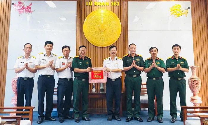 Đoàn công tác Bộ CHQS tỉnh Quảng Trị thăm, tặng quà Lữ đoàn 161, Bộ Tư lệnh Vùng 3 Hải quân - Ảnh: X.D