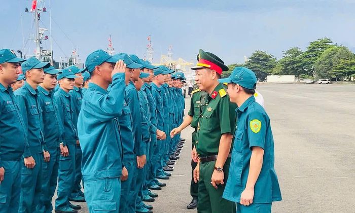 Đại tá Phan Thắng, Chỉ huy trưởng Bộ CHQS tỉnh cùng đoàn công tác kiểm tra lực lượng Hải đội Dân quân thường trực tỉnh tham gia huấn luyện các nội dung trên biển tại Lữ đoàn 161, Bộ Tư lệnh Vùng 3 Hải quân - Ảnh: X.D
