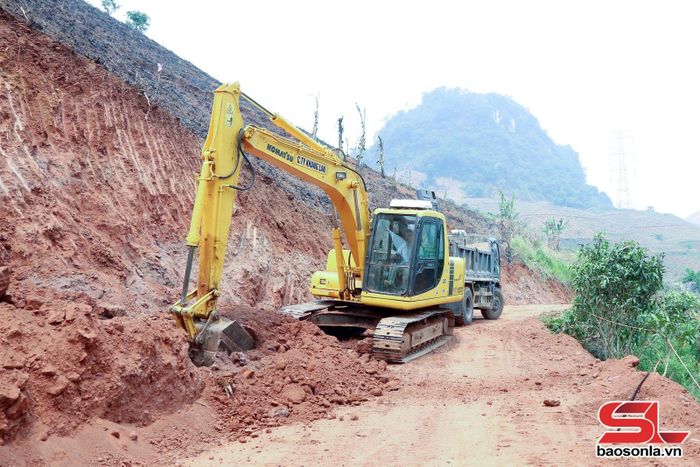 Thi công mở rộng tuyến đường bản Nhôm - Hua Mi, xã Yên Châu.