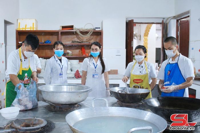 Cán bộ Trạm Y tế phường Tô Hiệu kiểm tra công tác đảm bảo ATTP tại Khách sạn Sơn La.