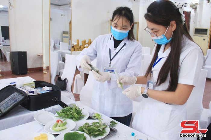 Kiểm tra ATTP bữa ăn phục vụ cán bộ làm công tác thi tốt nghiệp THPT tại phường Tô Hiệu.