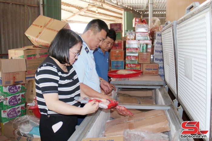 Đoàn kiểm tra liên ngành kiểm tra về ATTP tại cơ sở kinh doanh thuộc xã Quỳnh Nhai