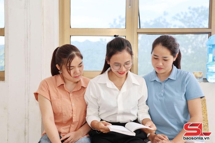 Học viên tự học, tra cứu tại thư viện của Trung tâm Chính trị Bắc Yên.