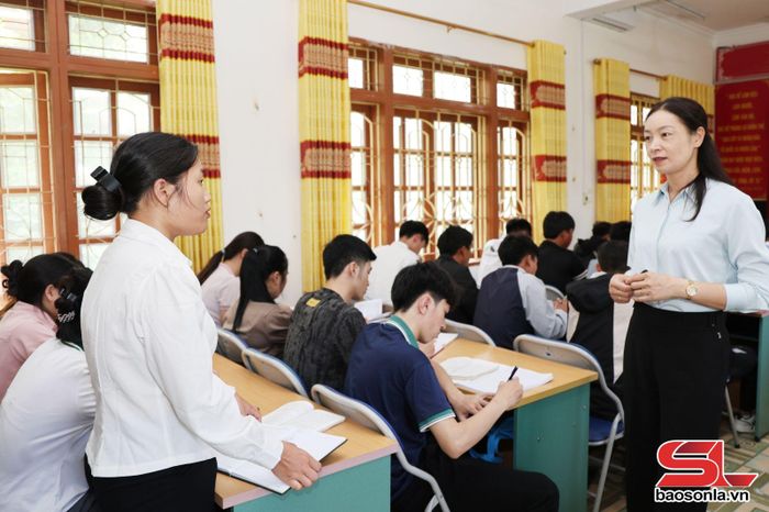 Giảng viên Trung tâm Chính trị Bắc Yên tăng cường tương tác, đối thoại mở với học viên.