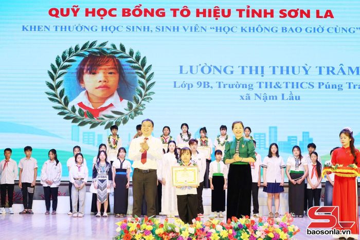 Em Lường Thị Thùy Trâm, học sinh lớp 9B, trường TH và THCS Púng Tra, xã Nậm Lầu nhận học bổng “Học không bao giờ cùng” năm 2026. Ảnh: PV