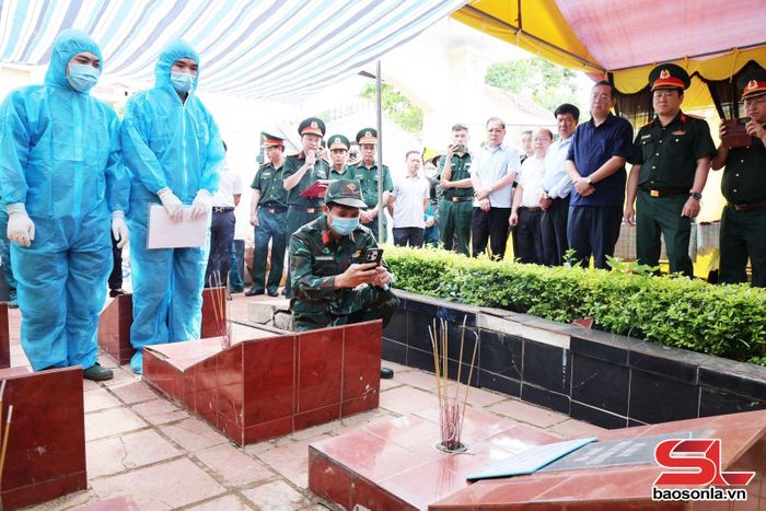Thành viên Ban chỉ đạo và đại diện các xã, phường dự theo dõi số hóa phần mộ liệt sĩ chưa xác định danh tính