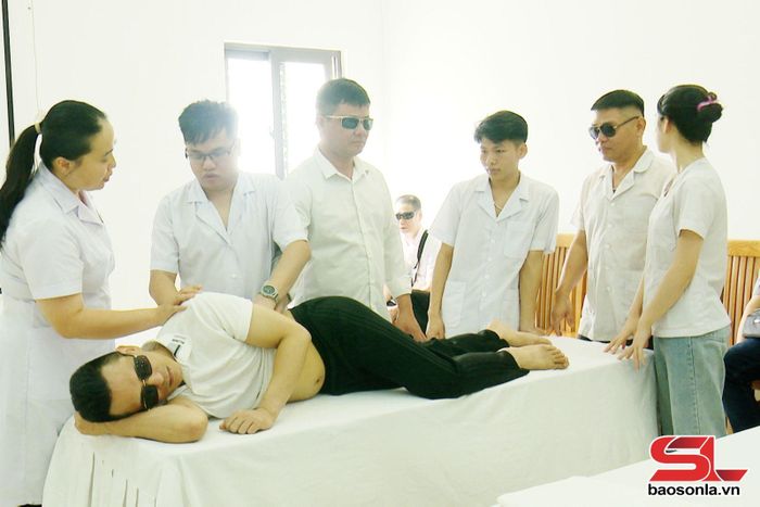 Các học viên trao đổi kinh nghiệm, thực hành nâng cao kỹ năng nghề nghiệp.