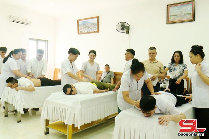 Người khiếm thị thực hành phương pháp tác động cột sống và điều trị đau thần kinh tọa .