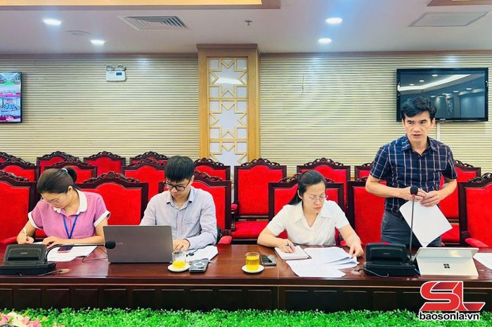 Lãnh đạo Trung tâm Xúc tiến đầu tư, thương mại và du lịch tỉnh Sơn La phát biểu tại hội nghi.