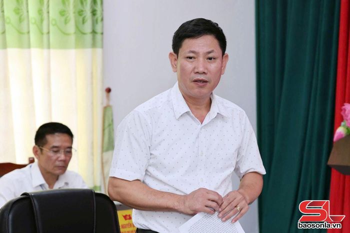 Lãnh đạo Đảng ủy xã Tạ Khoa phát biểu tại cuộc giám sát.