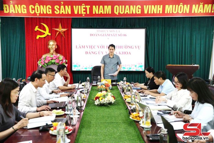 Đoàn giám sát số 6 làm việc với Ban Thường vụ Đảng ủy xã Tạ Khoa.