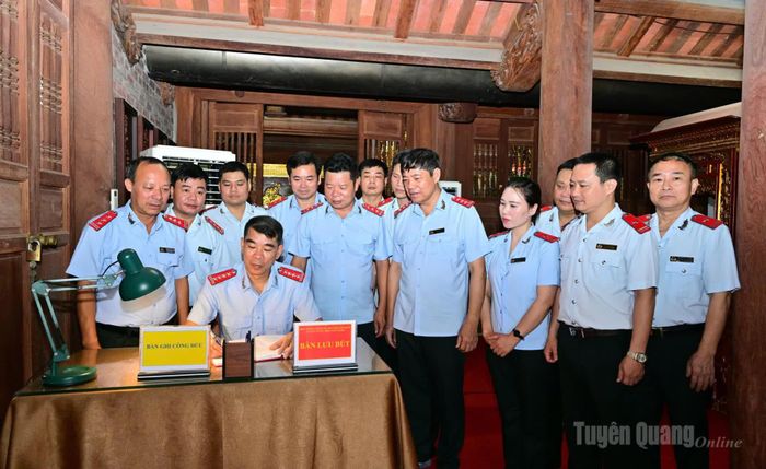 Trưởng đoàn Ngô Xuân Nam ghi lưu bút.