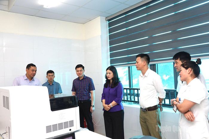 Phó Chủ tịch UBND tỉnh Vương Ngọc Hà kiểm tra cơ sở vật chất của Bệnh viện Đa khoa khu vực Quản Bạ.