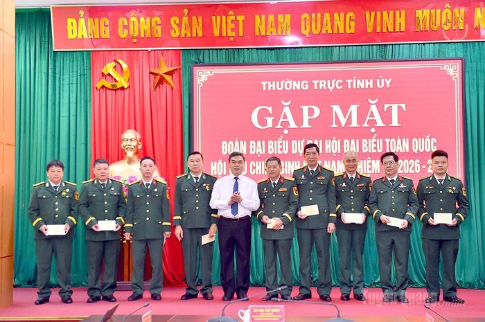 Đồng chí Phó Bí thư Tỉnh ủy, Chủ tịch Ủy ban MTTQ tỉnh Ma Thế Hồng tặng quà các đại biểu đi dự Đại hội.