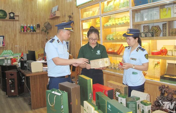 Lực lượng Quản lý thị trường tăng cường kiểm tra, hướng dẫn các HTX xây dựng bộ nhận diện, bao bì, nhãn mác, nhằm chống việc làm nhái, làm giả.
