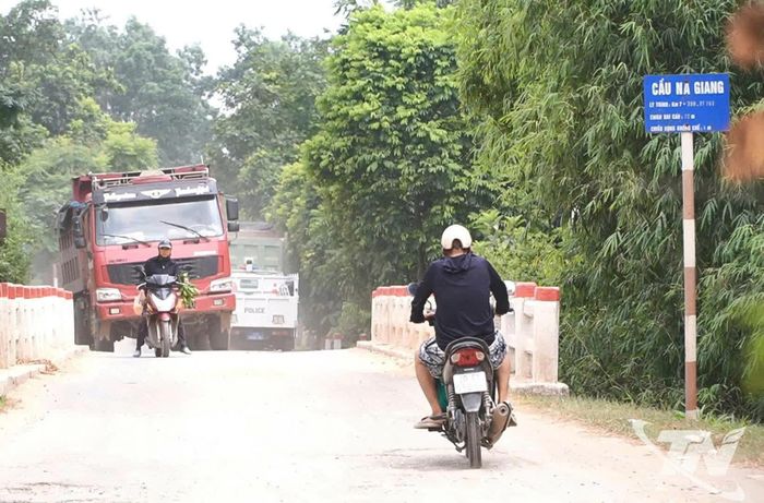 Nhiều xe tải trọng lớn lưu thông qua cầu Na Giang trên tuyến ĐT.262.