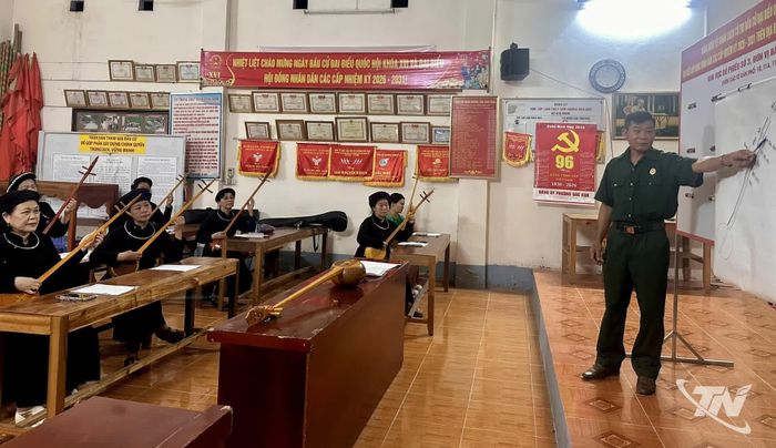 Học viên lớp hát Then, đàn Tính được hướng dẫn kiến thức cơ bản về nốt nhạc và kỹ thuật đánh đàn.