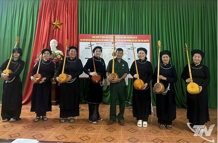 Nghệ nhân và các học viên trong trang phục truyền thống tại lớp học hát Then, đàn Tính ở tổ dân phố 11A, phường Bắc Kạn.