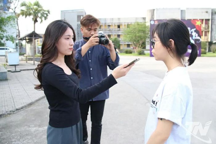 Sinh viên năm 3, Trường Đại học Khoa học Thái Nguyên, tập kỹ năng phỏng vấn tại hiện trường.