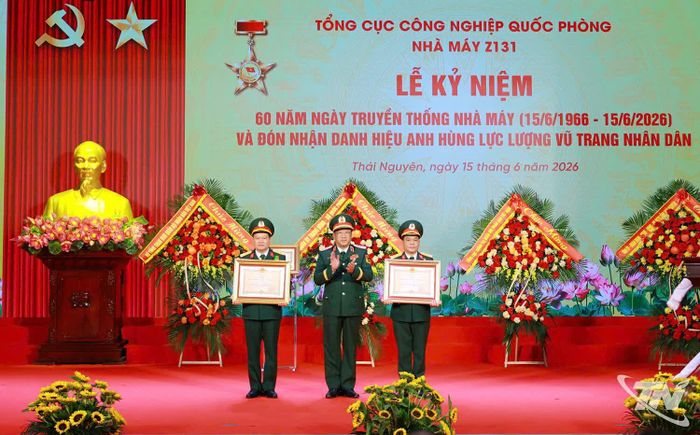 Đại tá Nguyễn Đức Thi, Giám đốc Nhà máy Z131 và Đại tá Hoàng Thanh Sơn, Chủ tịch Công ty TNHH MTV Cơ điện và Vật liệu nổ 31 (Nhà máy Z131) được Chủ tịch nước tặng Huân chương Bảo vệ Tổ quốc hạng Ba.