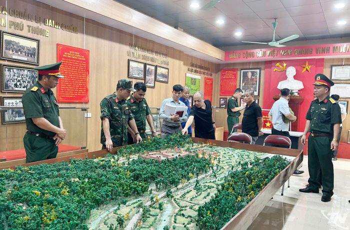 Đoàn công tác của Bộ CHQS tỉnh khảo sát thực địa tại Di tích lịch sử quốc gia Đồn Phủ Thông, xã Phủ Thông.
