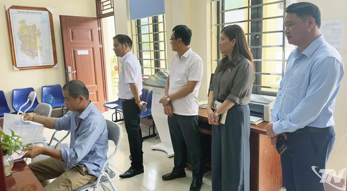 Đoàn giám sát kiểm tra tại bộ phận "một cửa", tiếp công dân xã Bạch Thông.