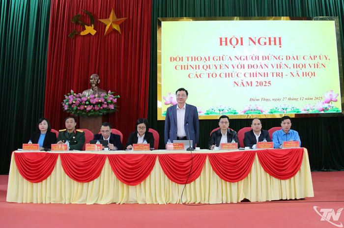 Người đứng đầu cấp ủy, chính quyền xã Điềm Thụy đối thoại với đoàn viên, hội viên các tổ chức chính trị xã hội.