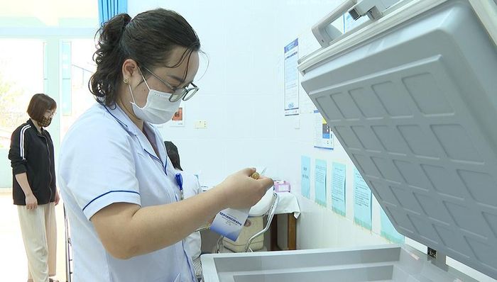 Kiểm tra, bảo quản vắc xin đúng quy trình trước khi thực hiện tiêm chủng cho trẻ em trên địa bàn xã Cẩm Giàng. Ảnh: Văn Huỳnh
